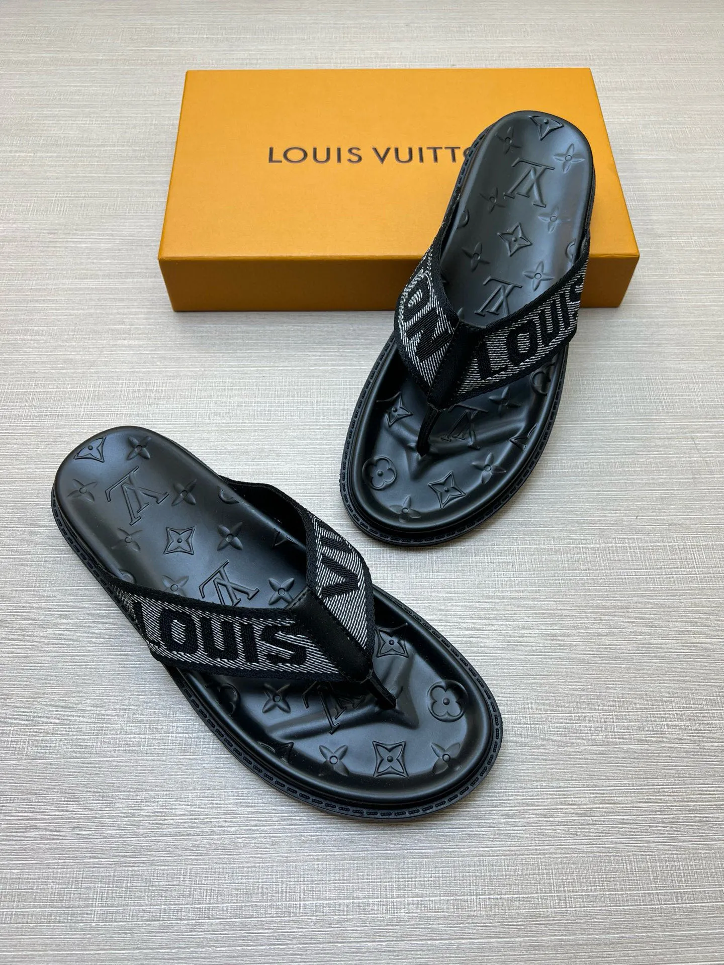 P270🏆Louis Vuitton 🏆[Louis Vuitton] Spring/Summer 2025 [Men's Flip Flops] 🎯🎯As an active family in the fashion industry ⭐ Lv is characterized by bold innovation ⚡Create this casual business style for Chinese fashionable men ✨The fabric is made of imported high-grade cowhide 🔥 Clean and neat ⚡Fashionable and elegant🌹Breathable, sweat-absorbent and deodorant👈So luxurious, high-end and domineering. 👍Must be sold if you repost the picture. Number of yards: 38--46. Color: 🎉 For large quantities. Welcome to repost.